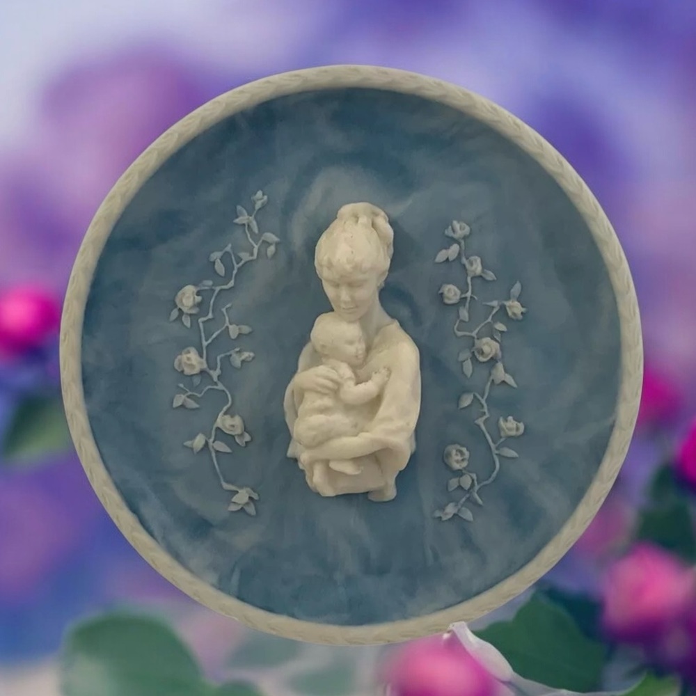 Avondale 1979 Mother Child “First Born” Cameo Plate By Frances Taylor Williams